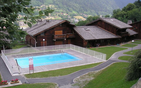 Saint Gervais 15: Bâtiment, Piscine, Plante, Montagne, Arbre, Ombre, Herbe, Loisir, Paysage, Maison