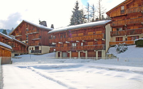 Saint Gervais 15: Ciel, Nuage, Bâtiment, Neige, Fenêtre, Arbre, Pente, Maison, Design Urbain, Plante