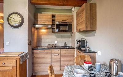 Les G'Rets 15.10: Cabinetry, Comptoir, Meubles, Propriété, Table, Bois, Appareil De Cuisine, Cuisinière, Cuisine, Éclairage