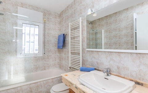 Canyadell: Salle De Bains, Luminaire Plomberie, Sol, Sol, Évier, Lavabo, Siège De Toilette, Design Intérieur, Toilette, Robinet