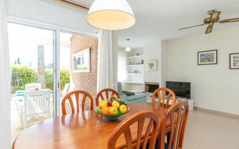 Canyadell: Meubles, Sol, Design Intérieur, Sol, Plafond, Table Cuisine Et Salle A Manger, Chaise, Salle À Manger, Plante D'Appartement, Luminaire