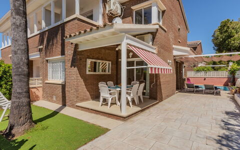 Canyadell: Bâtiment, Zone Résidentielle, Domicile, Maison, Façade, Établissements Humains, Biens, Ombre, Brique, Porche