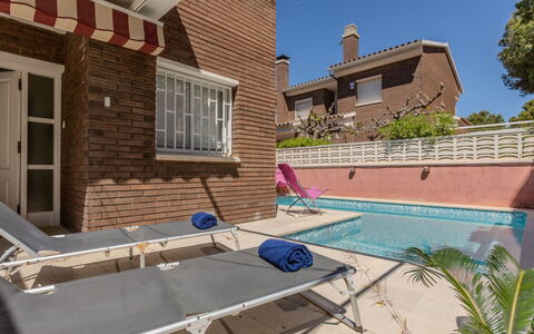 Canyadell: Zone Résidentielle, Mobilier De Jardin, Domicile, Composite, Piscine, Brique, Chaise, Ombre, Cour, Biens