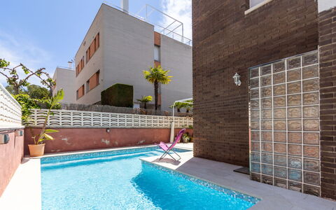 Canyadell: L'Eau, Propriété, Plante, Ciel, Bâtiment, Piscine, Nuage, Bleu Azur, Architecture, Loisir