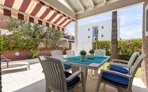 Canyadell: Plante, Meubles, Table, Propriété, Chaise, Pot De Fleur, Ombre, Mobilier De Jardin, Plante D'Appartement, Éclairage
