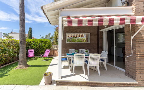 Canyadell: Bâtiment, Plante, Propriété, Nuage, Ciel, Table, Chaise, Ombre, Pot De Fleur, Design Intérieur