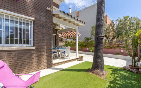 Canyadell: Plante, Propriété, Bâtiment, Ciel, Ombre, Arbre, Architecture, Nuage, Design Urbain, Lot Terre