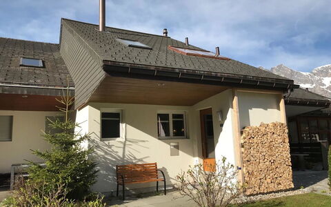 Hostattstrasse 20: Ciel, Plante, Bâtiment, Nuage, Fenêtre, Arbre, Maison, Bois, Design Urbain, Pente