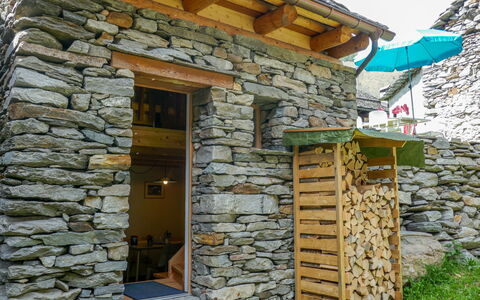 Rustico la Dimora: Bâtiment, Plante, Bois, Porte, Chalet, Façade, Zone Résidentielle, Siding, Immobilier, Maison