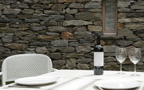 Rustico la Dimora: Vaisselle, Table, Meubles, Propriété, Bouteille, Drinkware, Vaisselle, Verres À Pied, Textile, Assiette