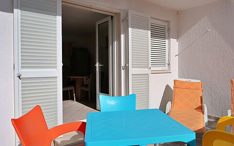 Kira: Meubles, Propriété, Cadre, Bleu Azur, Bois, Éclairage, Design Intérieur, Confort, Sol, Sol