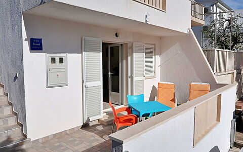 Kira: Bâtiment, Fenêtre, Porte, Bois, Maison, Ombre, Immobilier, Façade, Chaise, Siding
