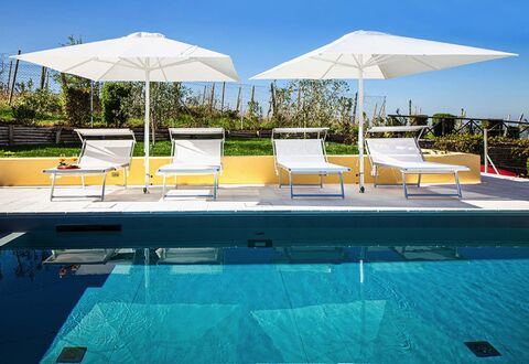 Villa Edelweiss: L'Eau, Ciel, Meubles, Propriété, Parapluie, Plante, Piscine, Bâtiment, Bleu Azur, Balancelle