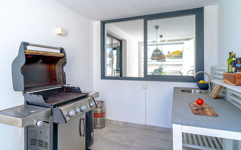 Aldea: Bâtiment, Cuisine, Cabinetry, Comptoir, Appareil De Cuisine, Cuisinière, Électroménager, Design Intérieur, Bois, Sol