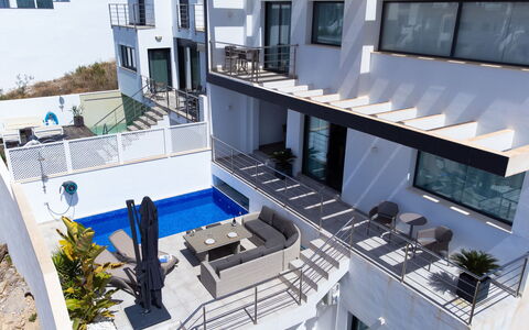 Aldea: Jour, Propriété, Fenêtre, Bleu Azur, Bâtiment, Design Intérieur, Condominium, Design Urbain, Bloc Tour, Quartier