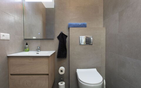 Aldea: Luminaire Plomberie, Miroir, Bâtiment, Propriété, Robinet, Évier, Lavabo, Salle De Bains, Armoire De Toilette, Maison