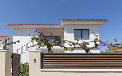 L'Estel: Ciel, Plante, Bâtiment, Jour, Propriété, Fenêtre, Arbre, Architecture, Design Urbain, Loisir