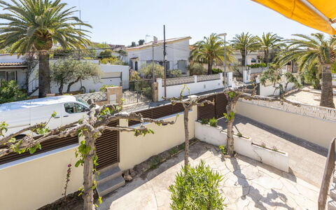 L'Estel: Ciel, Plante, Bâtiment, Jour, Propriété, Fenêtre, Arbre, Architecture, Design Urbain, Loisir