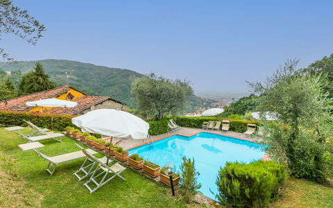 Santa Margherita: L'Eau, Ciel, Plante, Meubles, Piscine, Paysage Naturel, Arbre, Mobilier De Jardin, Chaise, Herbe