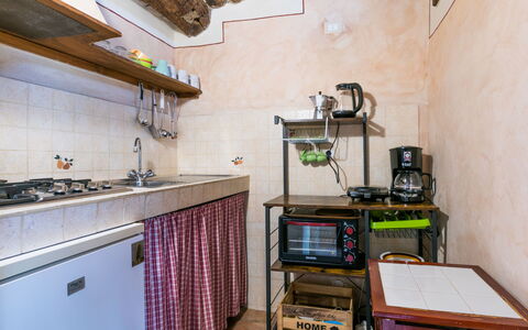 Santa Margherita: Cabinetry, Bois, Comptoir, Bâtiment, Cuisinière, Cuisine, Table, Appareil De Cuisine, Robinet, Dur