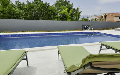 Novigrad (zadar) 142: L'Eau, Ciel, Piscine, Arbre, Bleu Azur, Rectangle, Ombre, Mobilier De Jardin, Nuage, Loisir