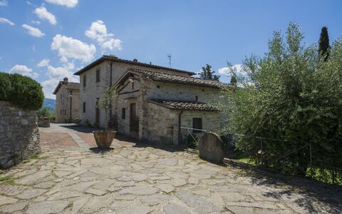 Borgo Delle Fonti: Plante, Ciel, Fenêtre, Bâtiment, Nuage, Maison, Lot Terre, Surface De La Route, Chalet, Arbre