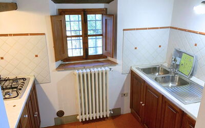 Le Fonti 2: Cuisine, Appareil De Cuisine, Bois, Principaux Appliance, Evier, Comptoir, Sol, Cuisinière, Le Fourneau, Gaz Poele