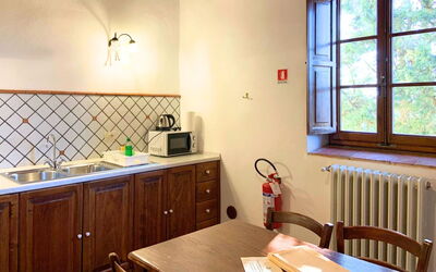 Le Fonti 13: Bois, Meubles, Design Intérieur, Sol, Plafond, Sol, Pièce, Éclairage, Cuisine, Comptoir