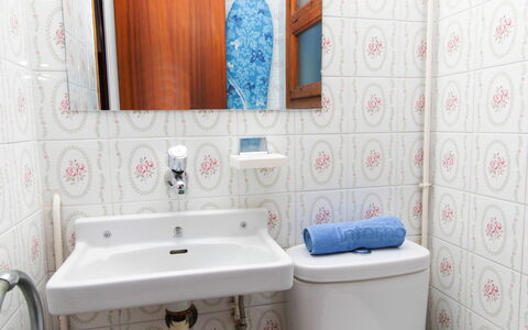 Llançà 236: Miroir, Propriété, Luminaire Plomberie, Robinet, Produit, Violet, Salle De Bains, Lavabo, Siège De Toilette, Bleu Azur