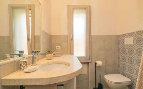 Arzachena 700: Lavabo, Salle De Bains, Sol, Luminaire Plomberie, Design Intérieur, Mur, Évier, Sol, Robinet, Plomberie