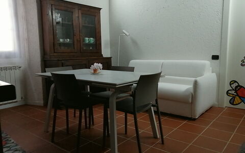 App. Il Sasso Di Olina: Bâtiment, Meubles, Table, Maison, Bois, Fenêtre, Chaise, Design Intérieur, Sol, Porte