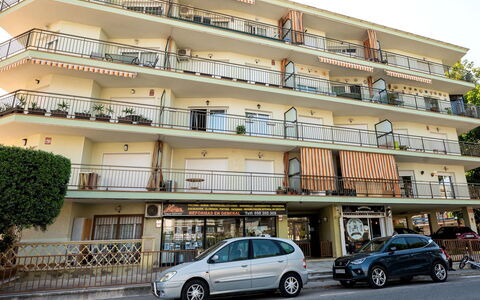 Riumar: Roue, Voiture, Véhicule, Bâtiment, Propriété, Ciel, Fenêtre