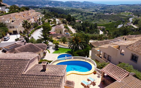 Castellons Vida: Ciel, Propriété, Bâtiment, Plante, Bleu Azur, Arbre, L'Eau, Piscine, Condominium, Station Balnéaire