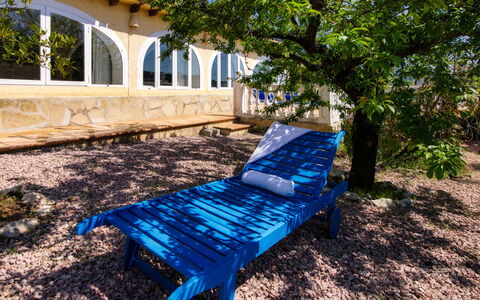 Villa Mandana: Meubles, Bâtiment, Table, Plante, Chaise, Plante D'Appartement, Ombre, Orange, Design Intérieur, Sol