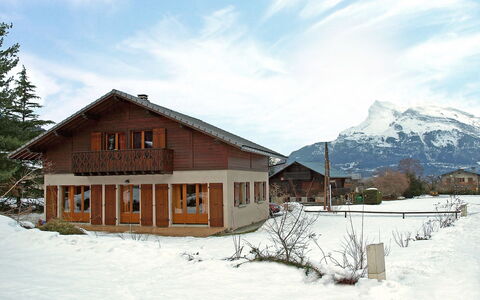 Chalet Mendiaux: Nuage, Ciel, Neige, Bâtiment, Fenêtre, Plante, Arbre, Montagne, Pente, Maison