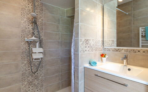 L'Emeraude: Miroir, Luminaire Plomberie, Robinet, Armoire De Toilette, Douche, Salle De Bains, Évier, Design Intérieur, Tete De Douche