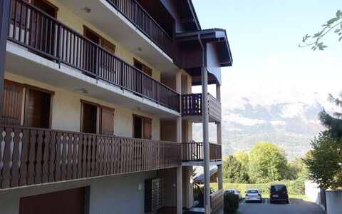 La Pointe D'Anterne: Propriété, Bâtiment, Ciel, Fenêtre, Design Urbain, Plante, Quartier, Condominium, Zone Résidentielle, Ombre