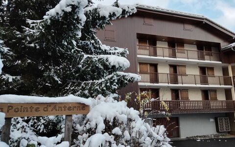 La Pointe D'Anterne: Bâtiment, Plante, Neige, Nuage, Fenêtre, Ciel, Gelé, Arbre, Maison, Quartier