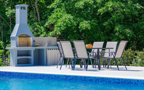 Eroa: L'Eau, Plante, Bâtiment, Jour, Propriété, Ciel, Piscine, Bleu Azur, Arbre, Plan D'Eau