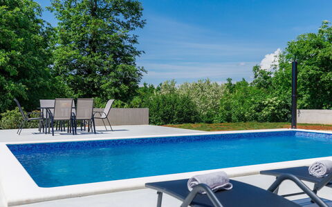 Eroa: L'Eau, Plante, Bâtiment, Jour, Propriété, Ciel, Piscine, Bleu Azur, Arbre, Plan D'Eau