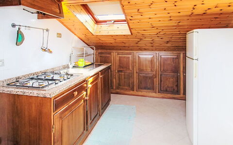Brunetta: Bois, Sol, Design Intérieur, Cuisine, Sol, Cabinetry, Plafond, Comptoir, Principaux Appliance, Tache De Bois