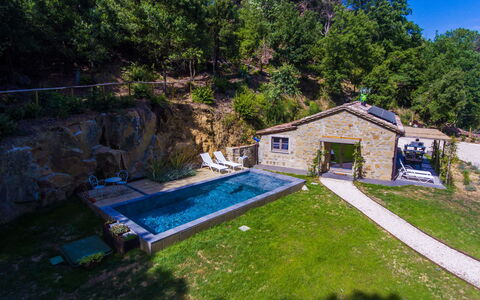 Il Talamo: Bâtiment, Plante, Propriété, Fenêtre, Bleu, La Nature, Bleu Azur, Piscine, Botanique, Arbre
