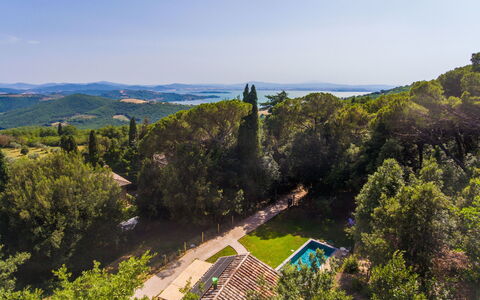 Il Talamo: Nuage, Ciel, Propriété, Plante, Bleu Azur, Arbre, Paysage Naturel, Bâtiment, Lot Terre, Herbe