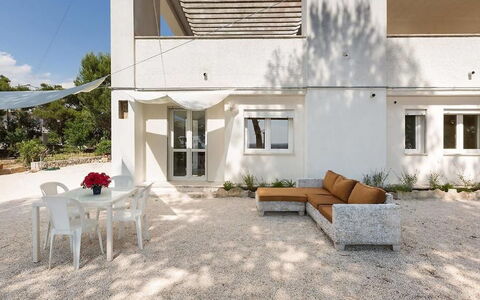 Dependance Villa Incanto: L'Eau, Plante, Bâtiment, Jour, Propriété, Ciel, Piscine, Bleu Azur, Arbre, Plan D'Eau