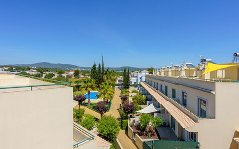 Baia da Fuseta: L'Eau, Plante, Bâtiment, Jour, Propriété, Ciel, Piscine, Bleu Azur, Arbre, Plan D'Eau