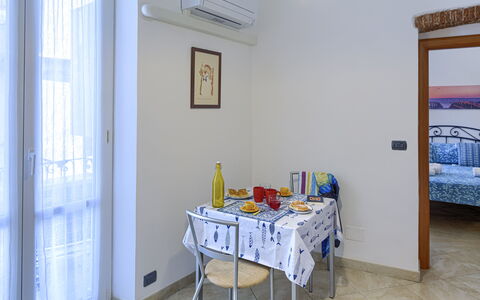 Apartments Mafalda - Levanto: Table, Meubles, Propriété, Bâtiment, Bleu Azur, Cadre, Bois, Design Intérieur, Chaise, Sol