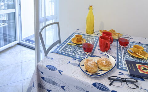 Apartments Mafalda - Levanto: Aliments, Table, Vaisselle, Vaisselle, Assiette, Drinkware, Tasse À Café, Nappe De Table, Textile, Coupe
