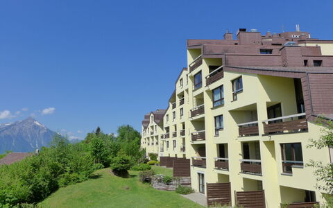 Enzian 720: Plante, Ciel, Bâtiment, Fenêtre, Lot Terre, Design Urbain, Arbre, Montagne, Herbe, Condominium