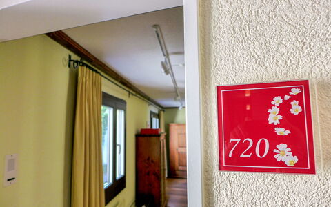 Enzian 720: Propriété, Fenêtre, Bois, Design Intérieur, Bâtiment, Sol, Sol, Ligne, Mur
