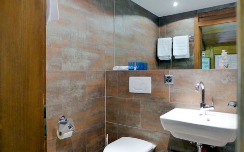 Enzian 720: Marron, Miroir, Évier, Lavabo, Robinet, Luminaire Plomberie, Salle De Bains, Bâtiment, Design Intérieur, Architecture